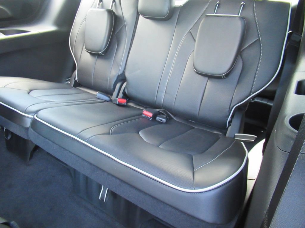New 2027 Chrysler Pacifica Limited FWD image 35