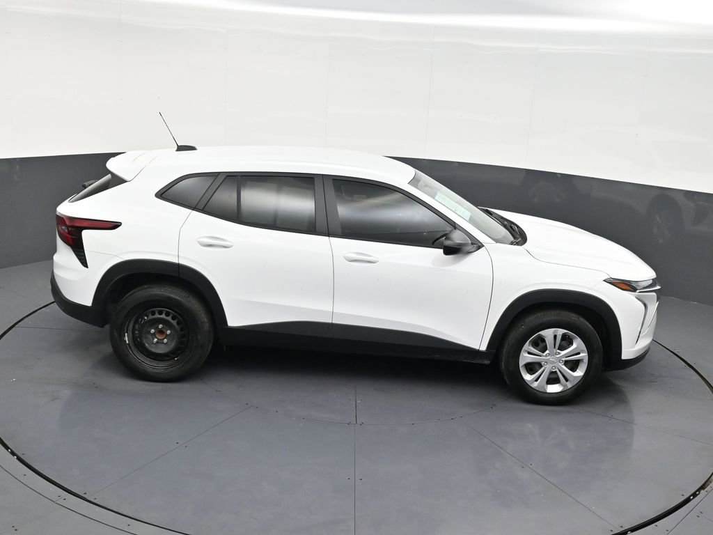 Used 2025 Chevrolet Trax LS FWD image 17