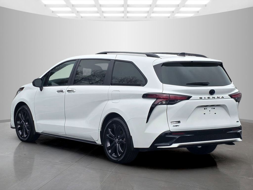 Used 2025 Toyota Sienna XSE w/ XSE Plus Package image 3