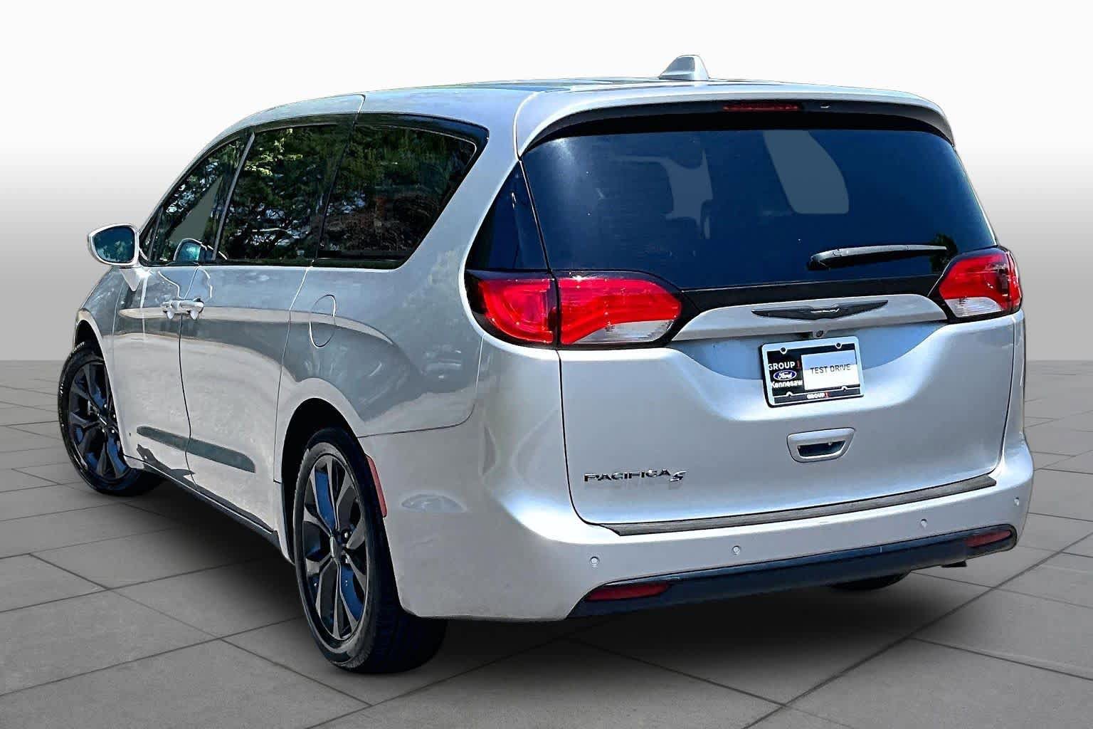 Used 2019 Chrysler Pacifica Touring Plus w/ S Appearance Package FWD image 12