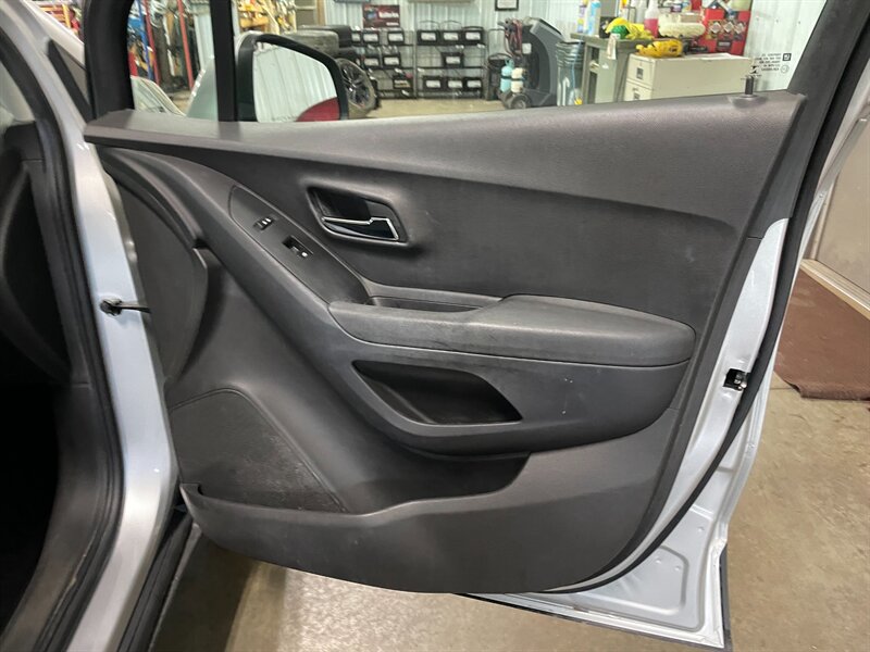 Used 2016 Chevrolet Trax LS AWD/4WD image 18