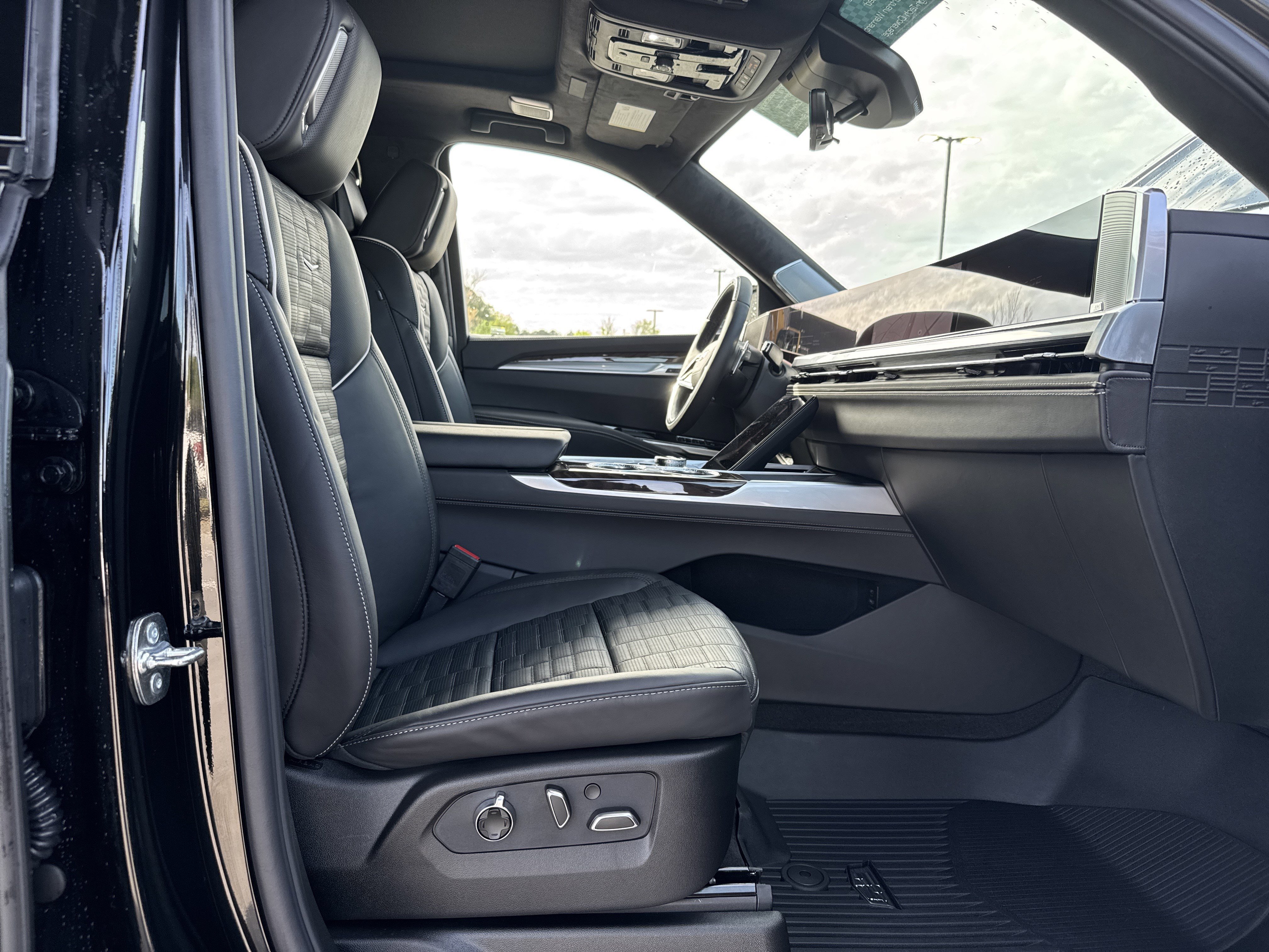Used 2026 Cadillac Escalade Platinum Sport w/ LPO, ONYX Package image 35