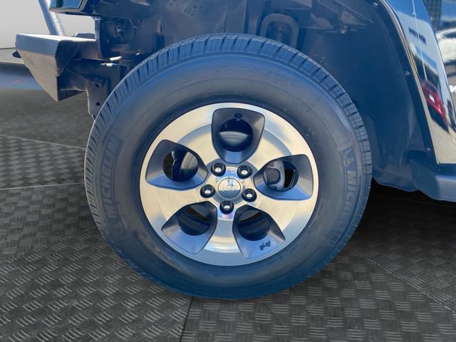 Used 2017 Jeep Wrangler Sahara w/ Dual Top Group AWD/4WD image 29