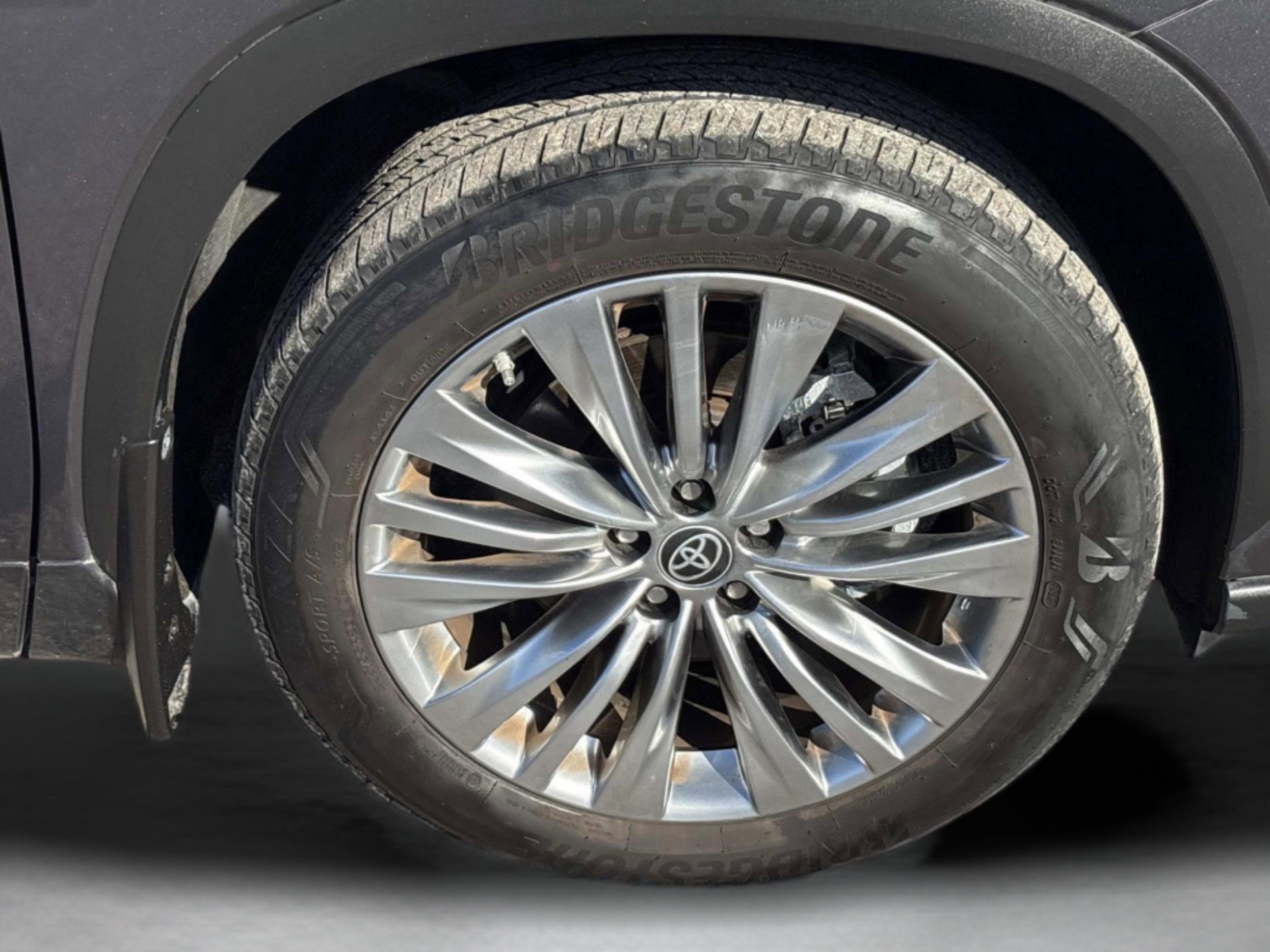 Used 2023 Toyota Highlander Platinum image 9