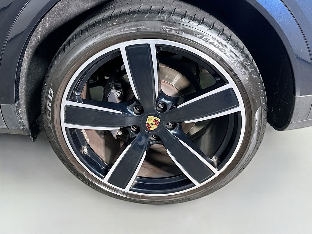 Certified 2023 Porsche Cayenne Platinum Edition image 33