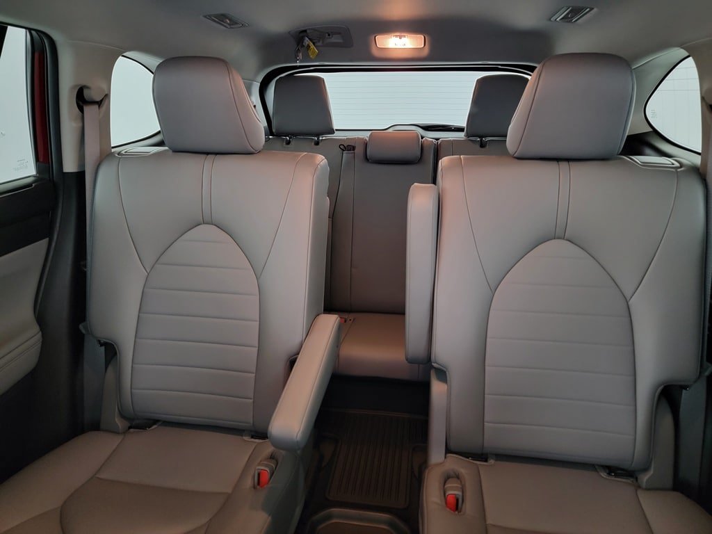 Used 2023 Toyota Highlander XLE AWD/4WD image 13
