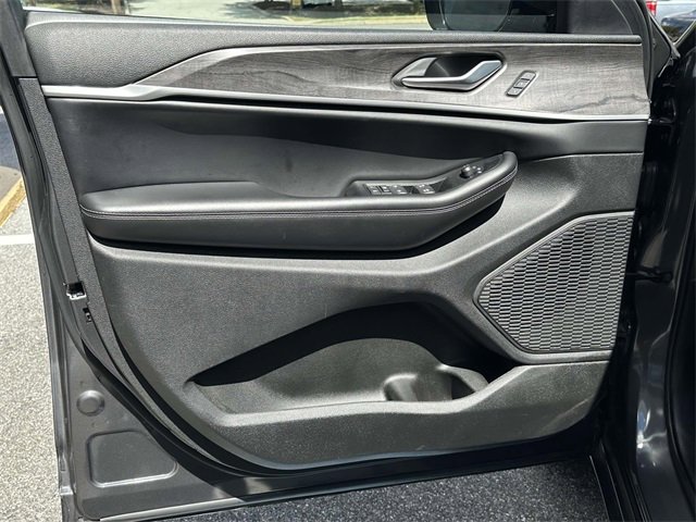 Used 2024 Jeep Grand Cherokee Limited image 27