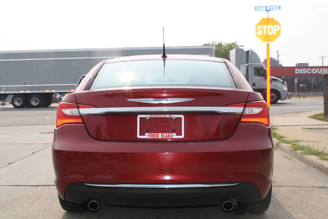 Used 2011 Chrysler 200 Touring FWD image 5