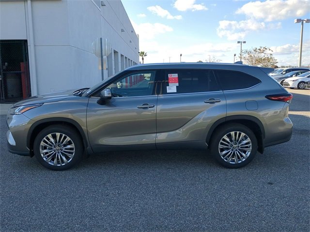 New 2026 Toyota Highlander Platinum image 7