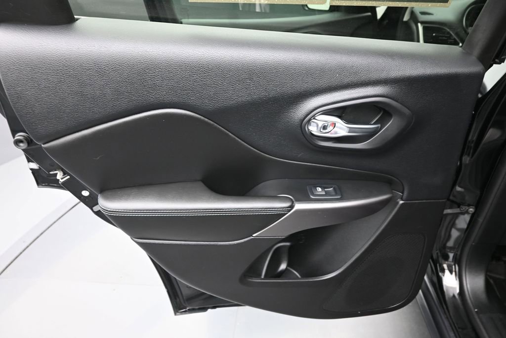 Used 2019 Jeep Cherokee Latitude w/ Popular Appearance Group FWD image 23