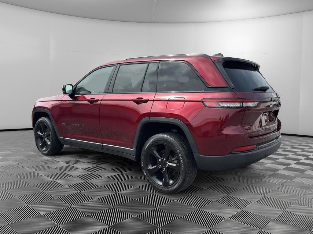 Used 2023 Jeep Grand Cherokee Altitude image 3