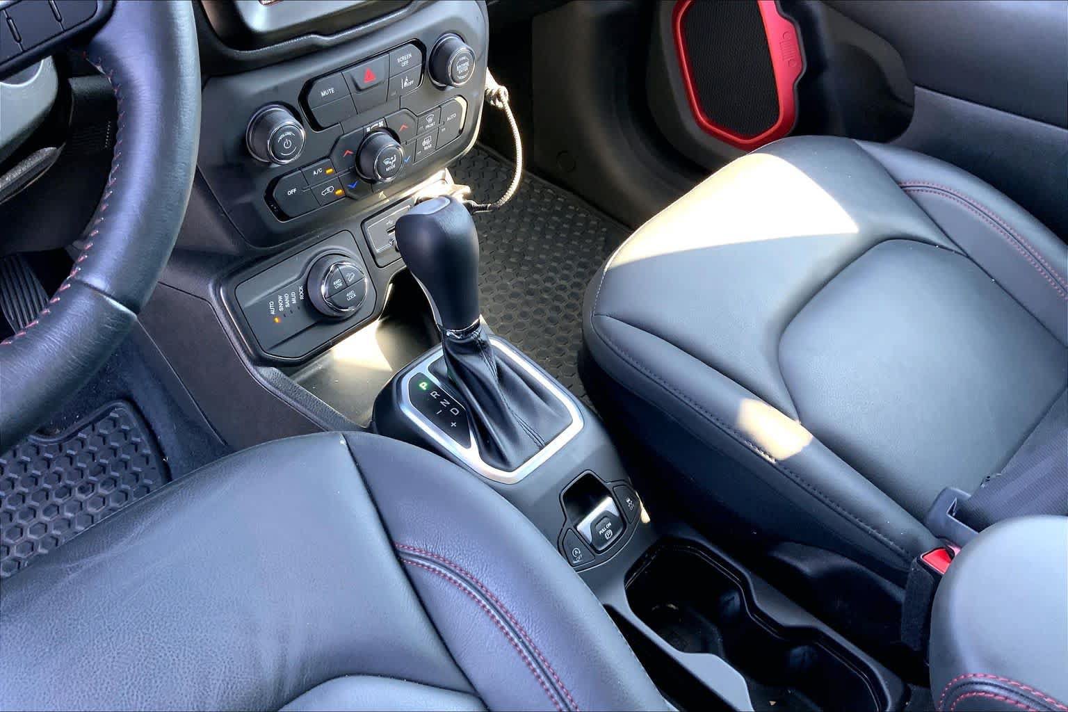 Used 2023 Jeep Renegade Trailhawk w/ Trailhawk Elite Group AWD/4WD image 16