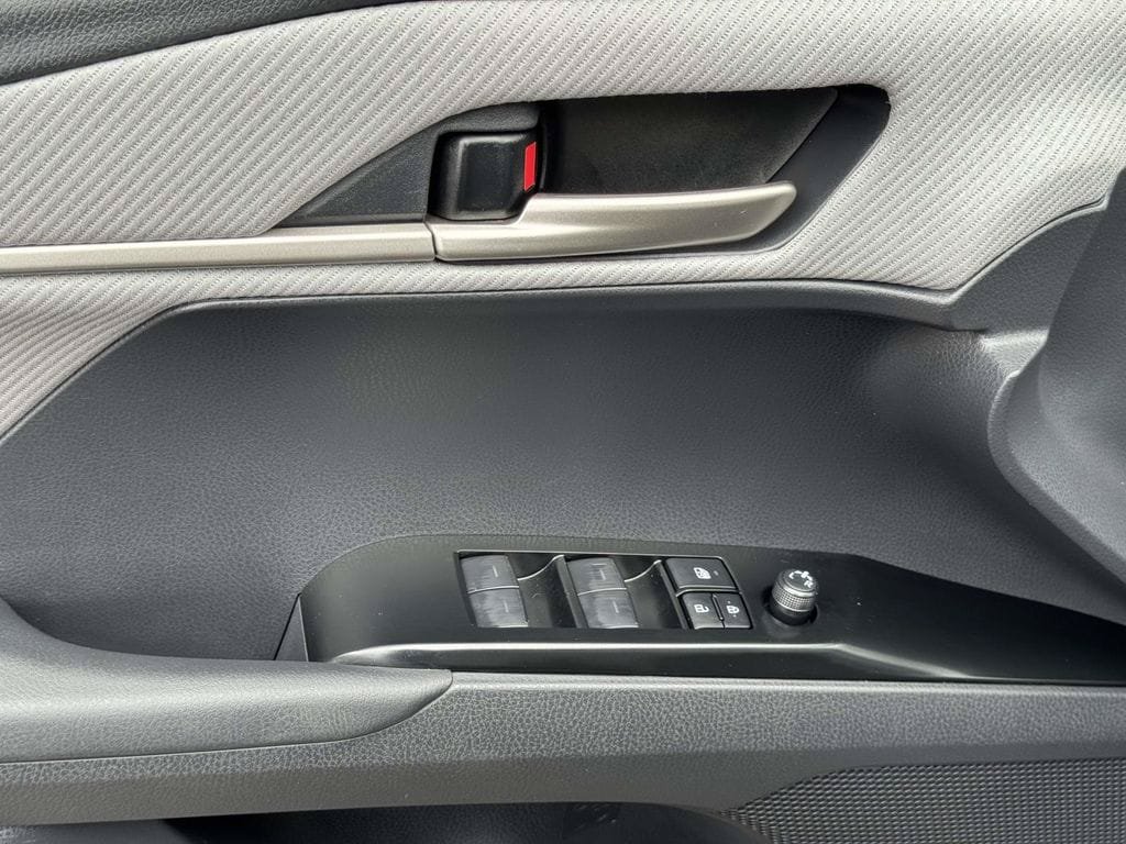 Used 2025 Toyota Camry SE FWD image 19