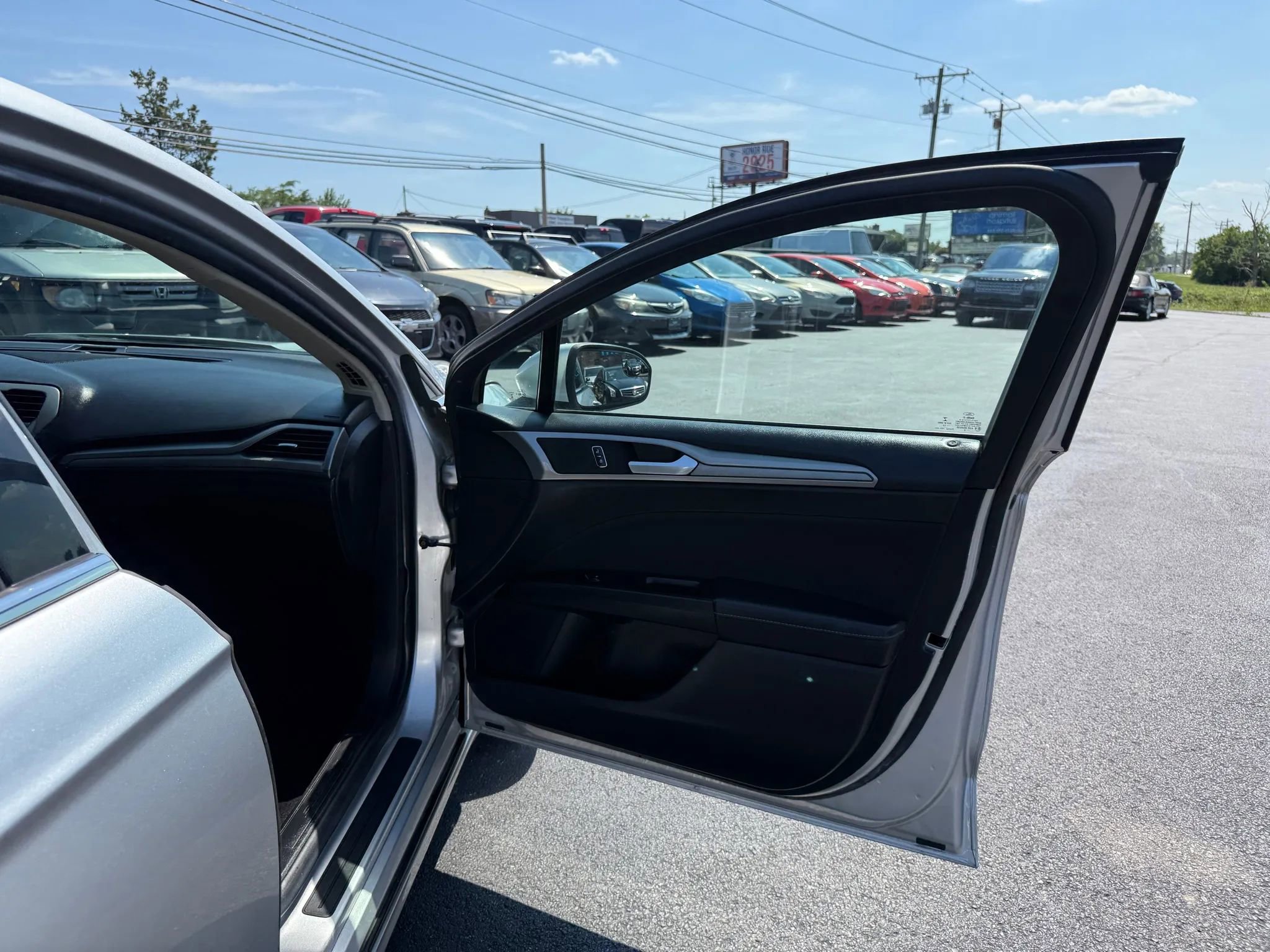 Used 2017 Ford Fusion SE w/ Fusion SE Technology Package image 38