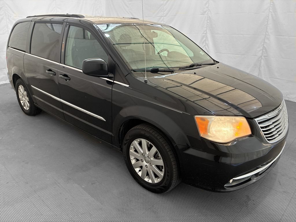 Used 2014 Chrysler Town & Country Touring FWD image 8