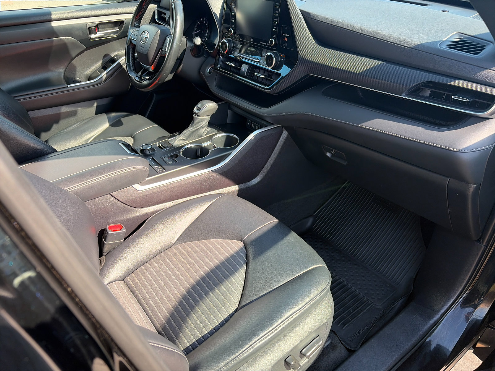 Used 2021 Toyota Highlander XSE AWD/4WD image 18