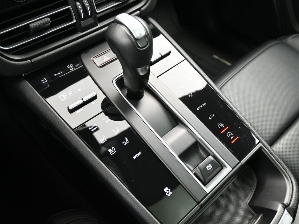 Used 2023 Porsche Macan Turbo AWD/4WD image 21