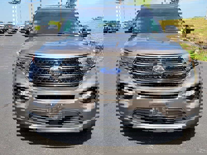 Used 2021 Ford Explorer XLT w/ Equipment Group 202A image 2