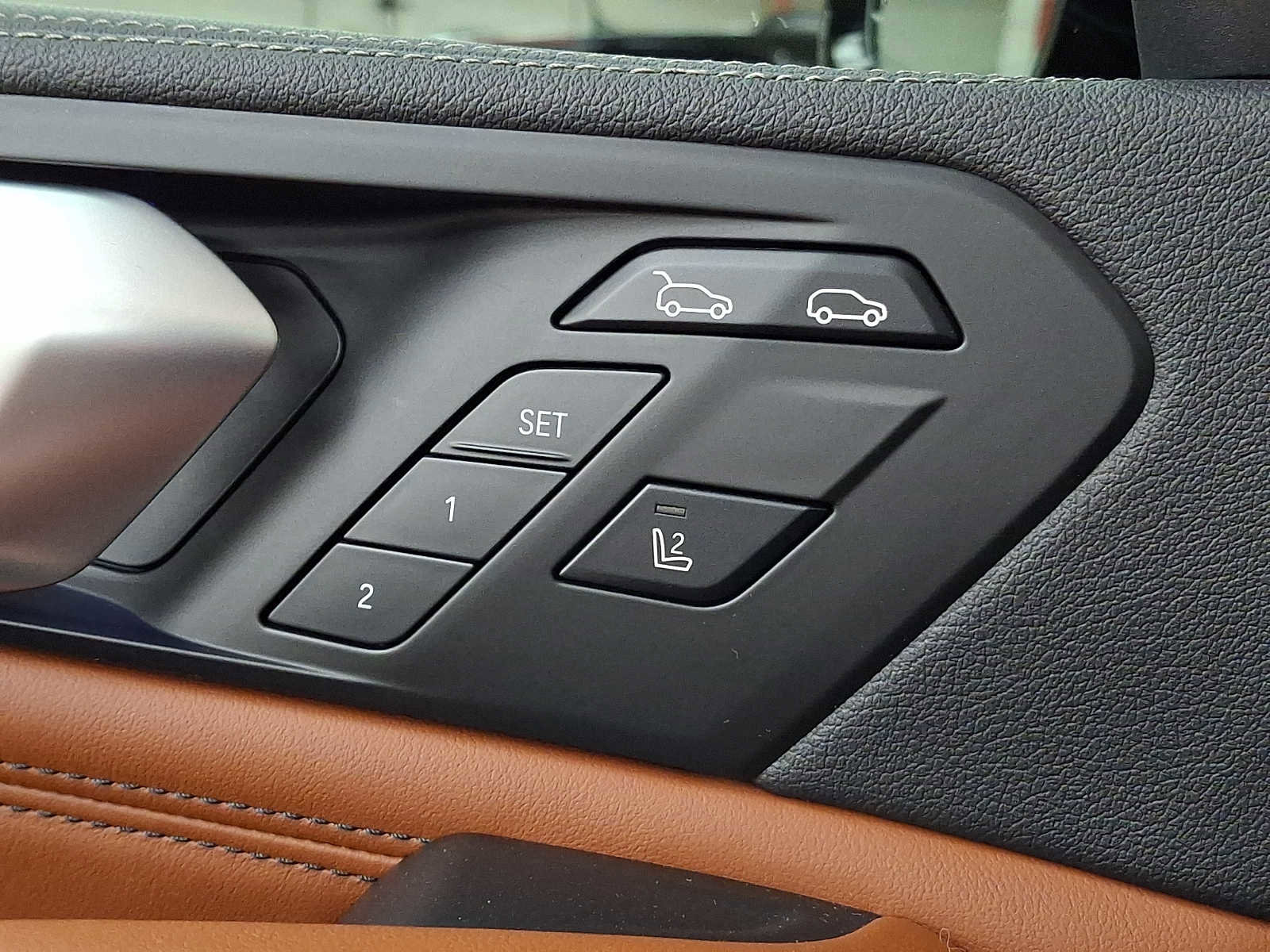 Used 2022 BMW X6 xDrive40i w/ Executive Package image 27