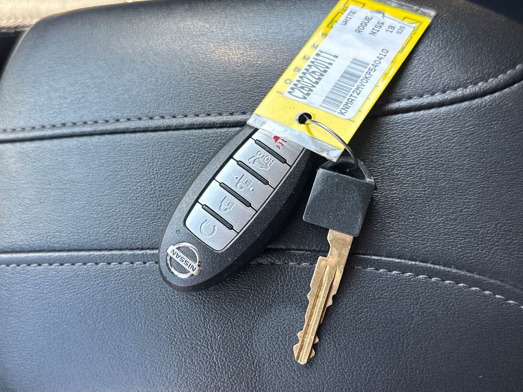 Used 2019 Nissan Rogue SV image 30