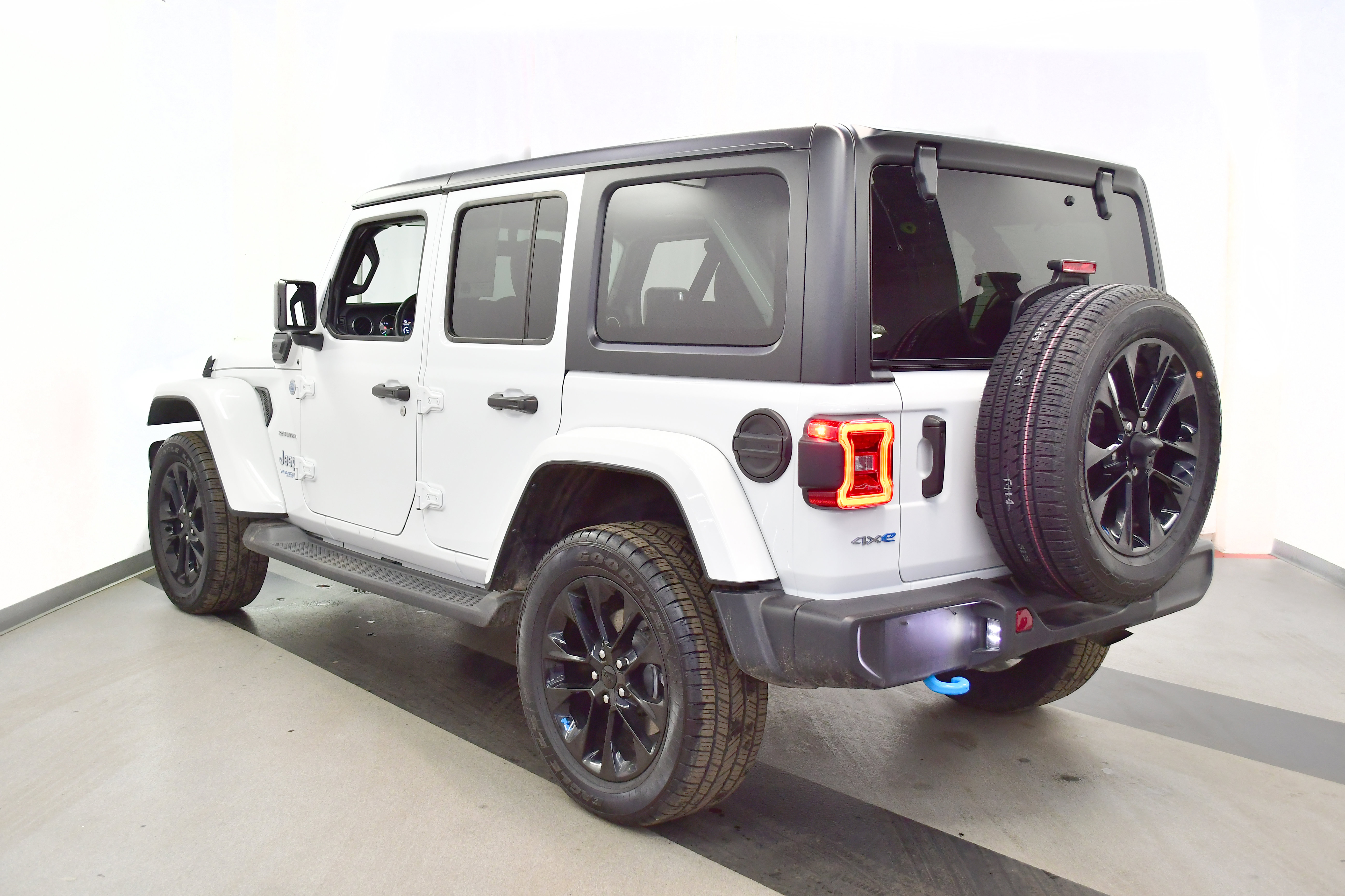 Used 2022 Jeep Wrangler Unlimited Sahara w/ Cold Weather Group image 5