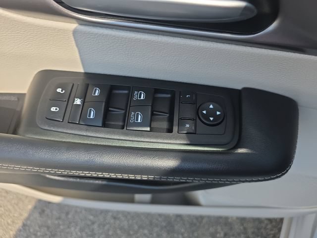 Used 2023 Chrysler Pacifica Touring-L FWD image 29