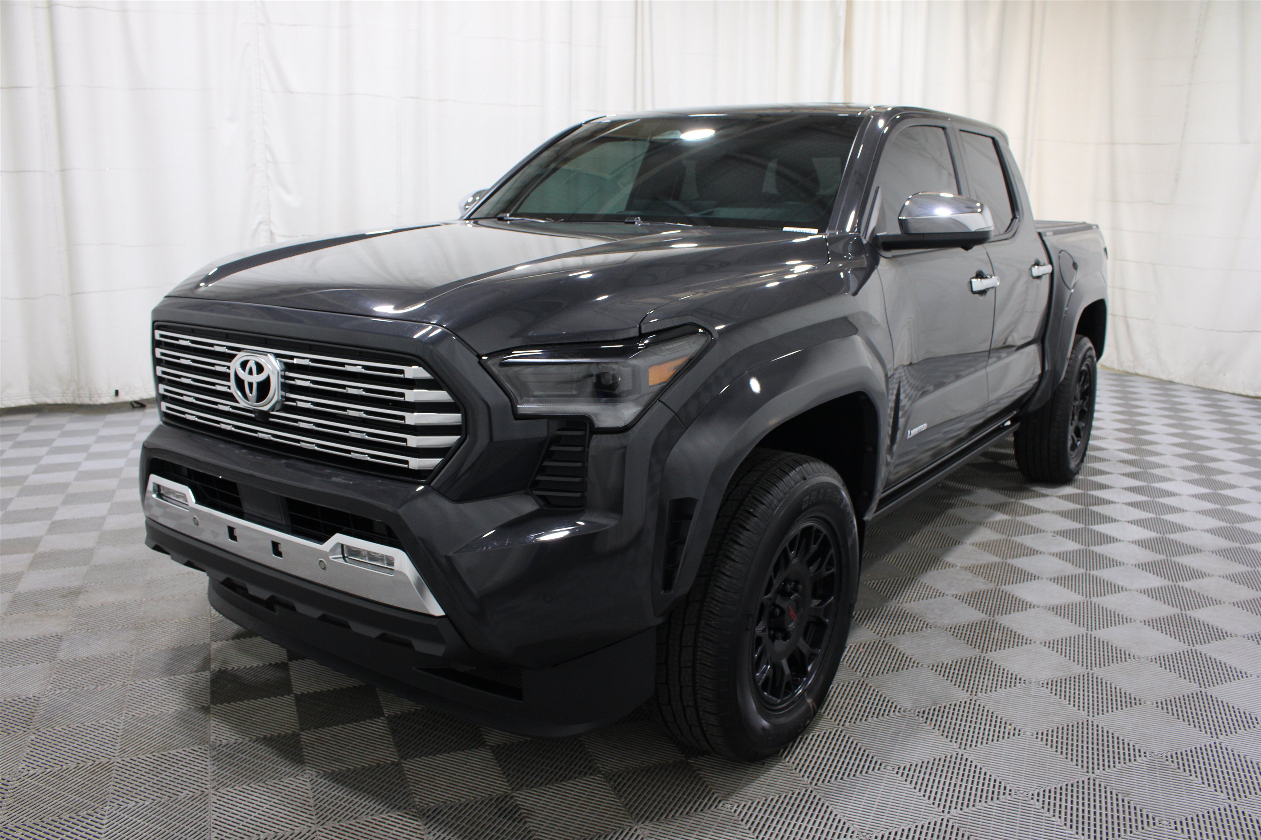 Used 2025 Toyota Tacoma Limited AWD/4WD image 33