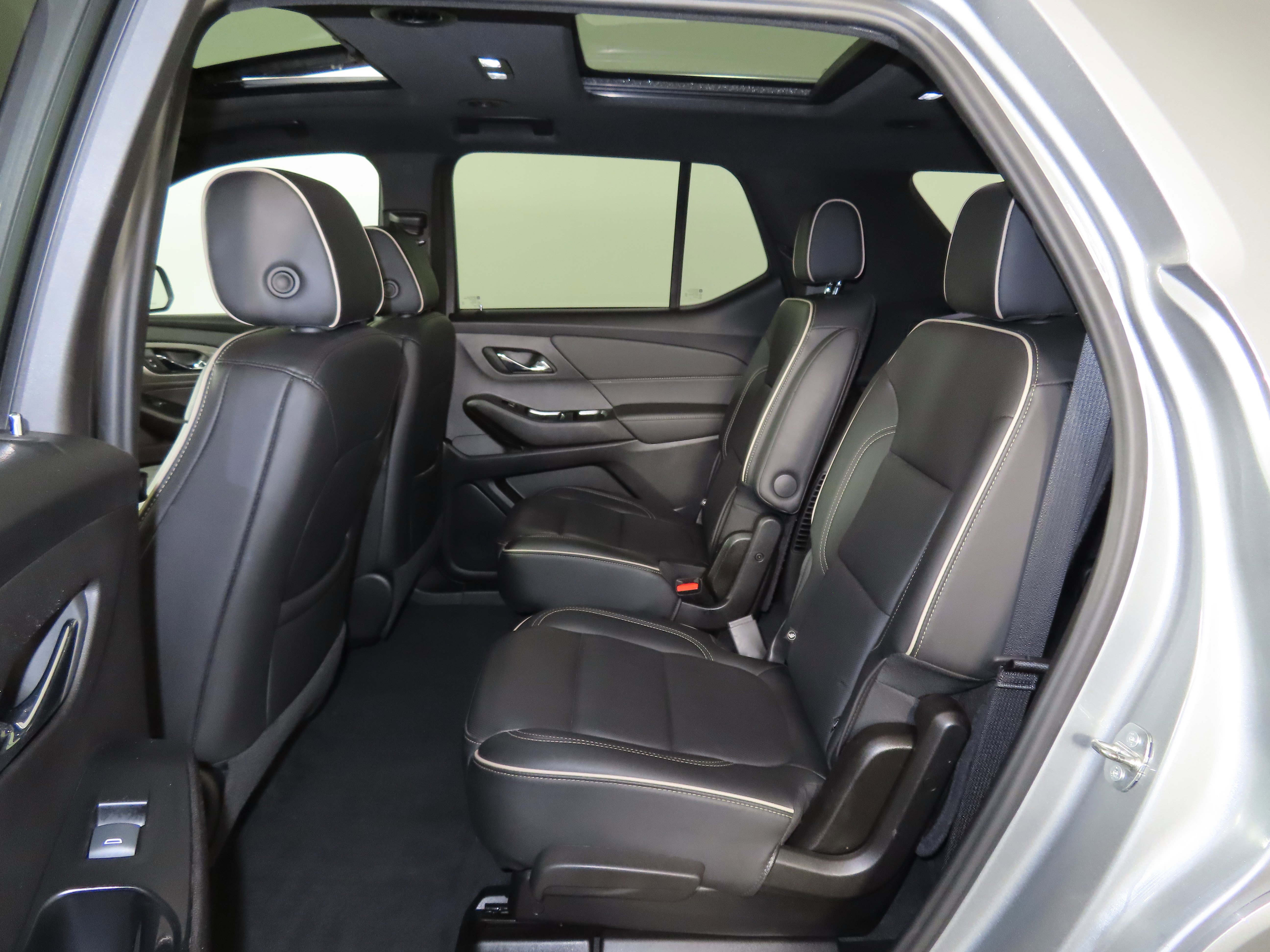Used 2023 Chevrolet Traverse Premier AWD/4WD image 38