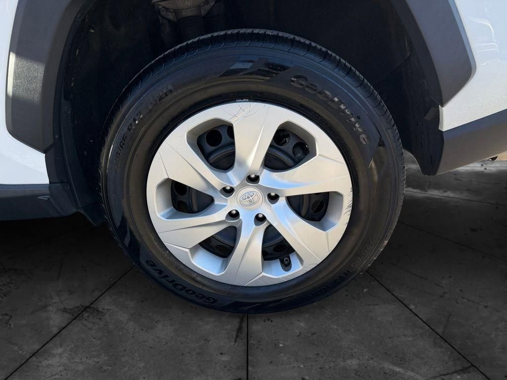 Used 2021 Toyota RAV4 LE image 29