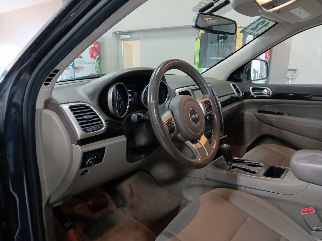 Used 2012 Jeep Grand Cherokee Laredo w/ Laredo E Group AWD/4WD image 9