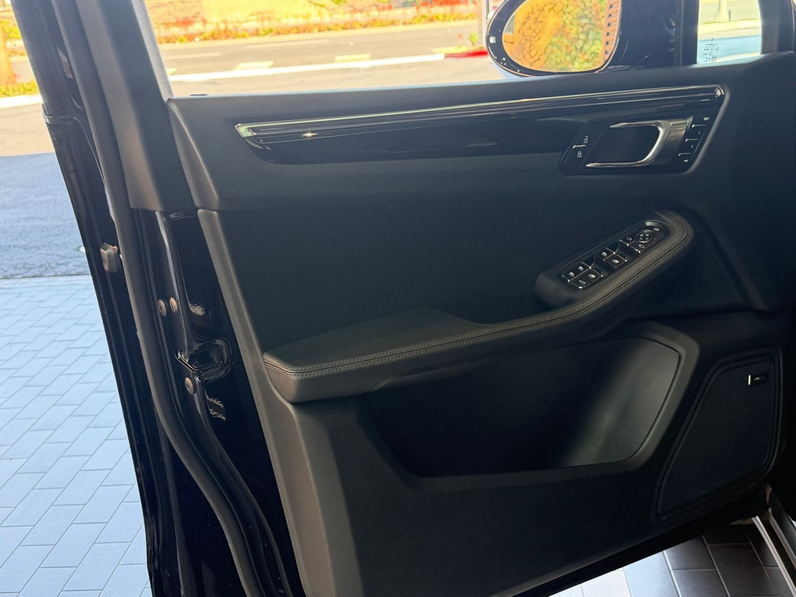 Certified 2025 Porsche Macan S AWD/4WD image 14
