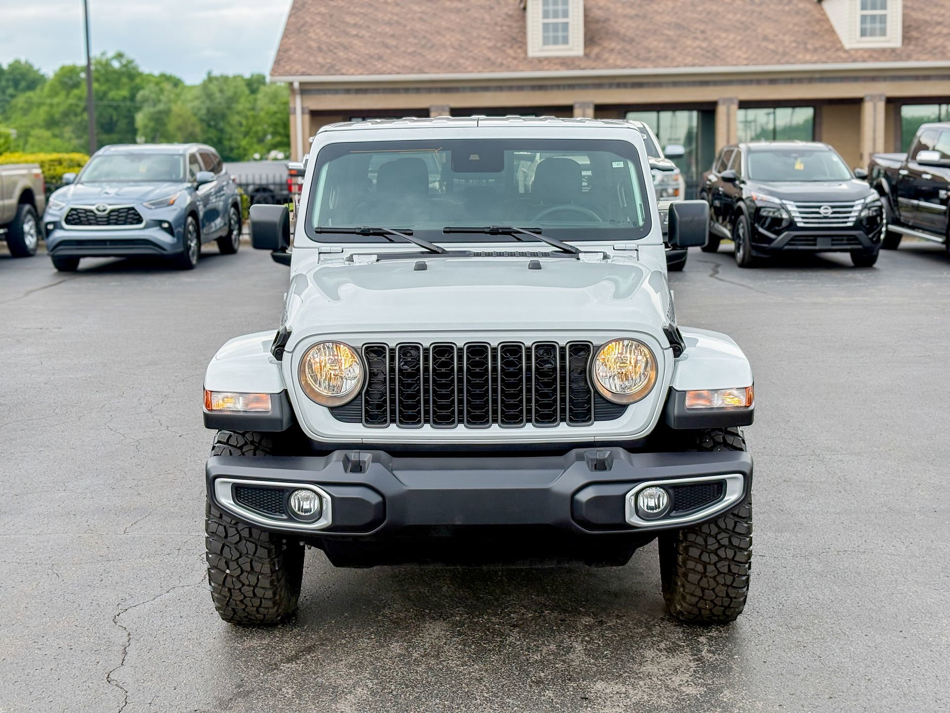 Used 2025 Jeep Gladiator Sport AWD/4WD image 5