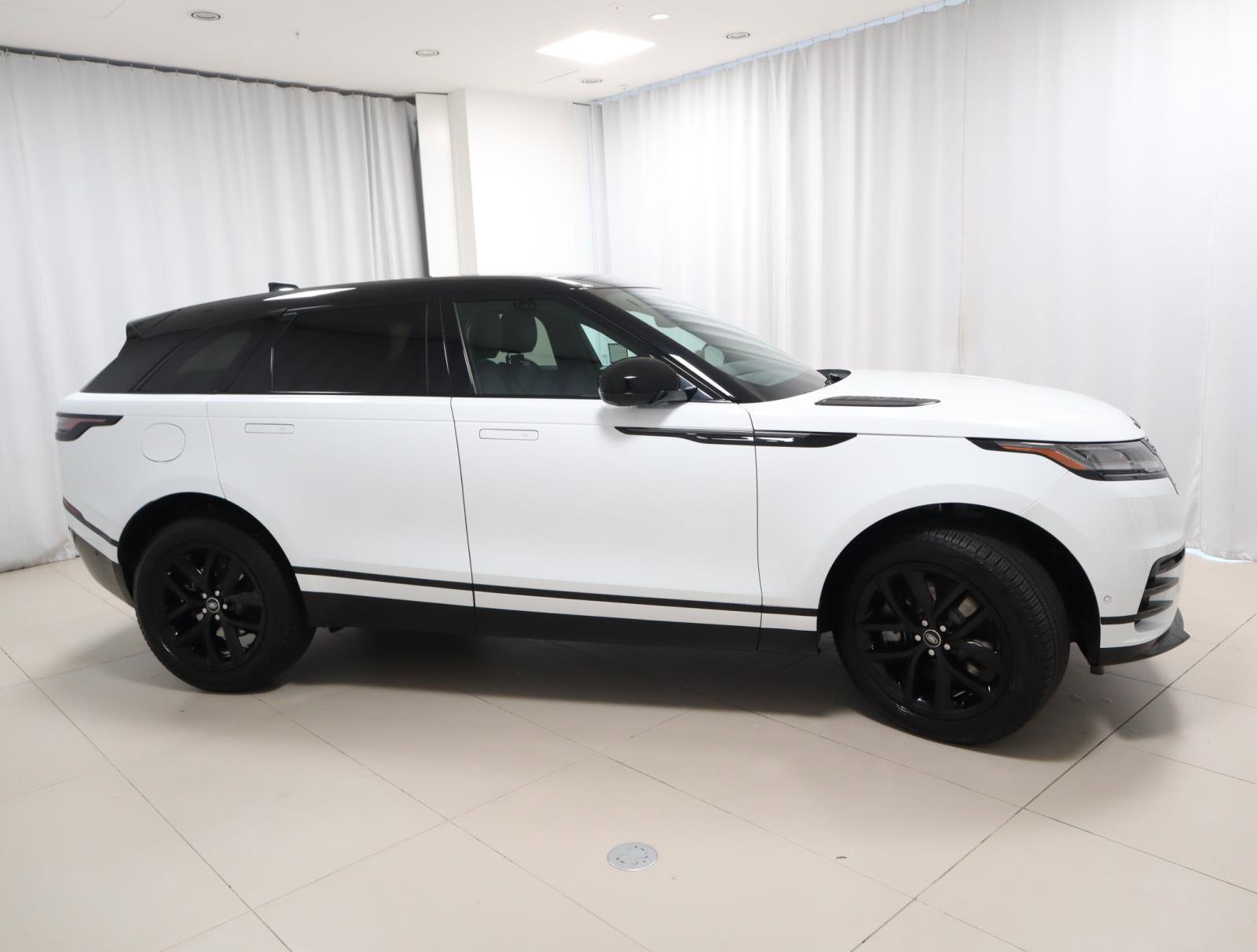 Used 2026 Land Rover Range Rover Velar Dynamic SE image 6