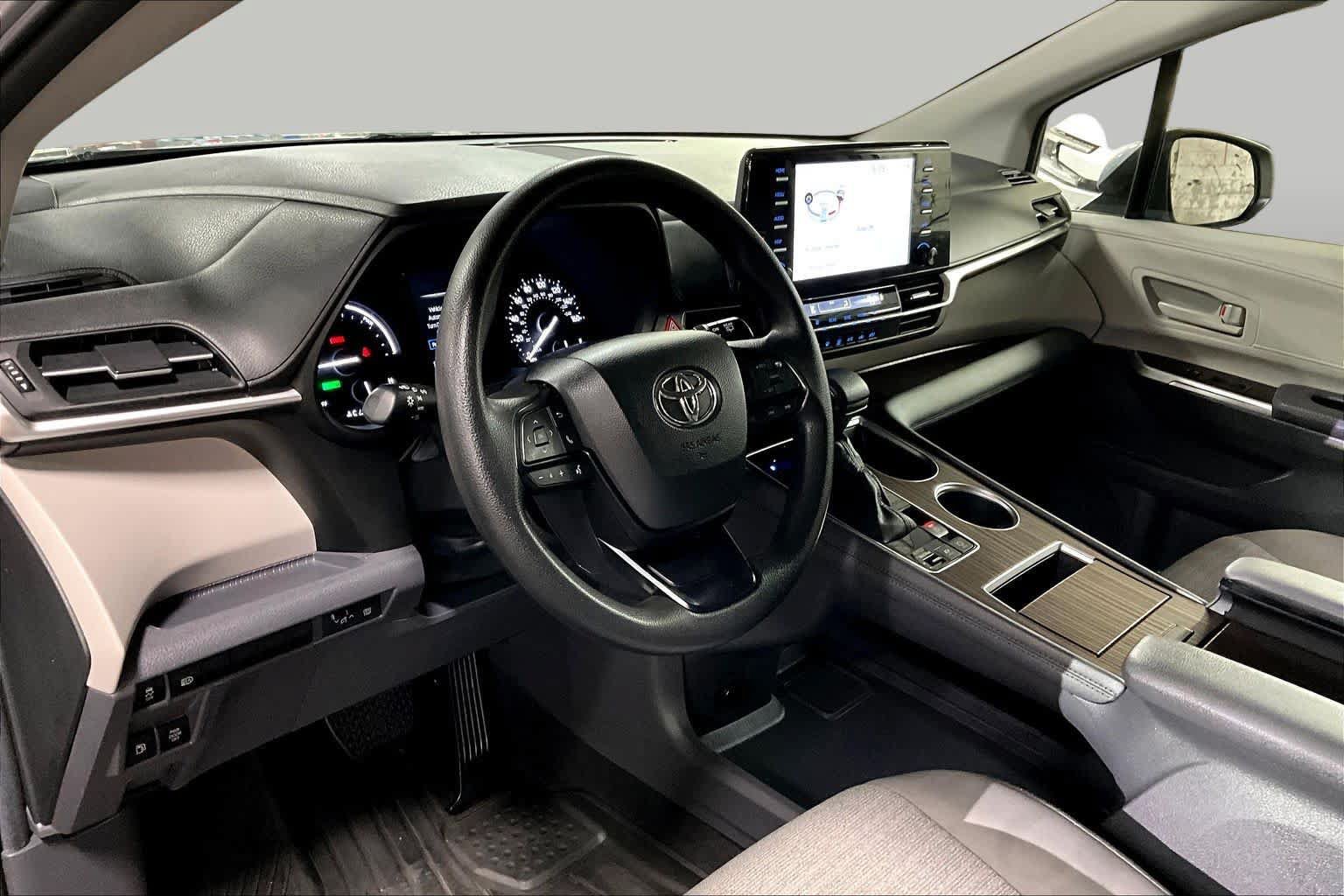Used 2024 Toyota Sienna LE FWD image 16