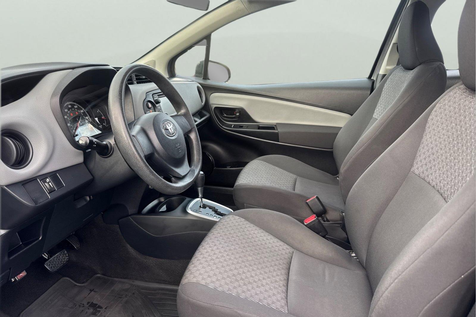 Used 2016 Toyota Yaris L image 14