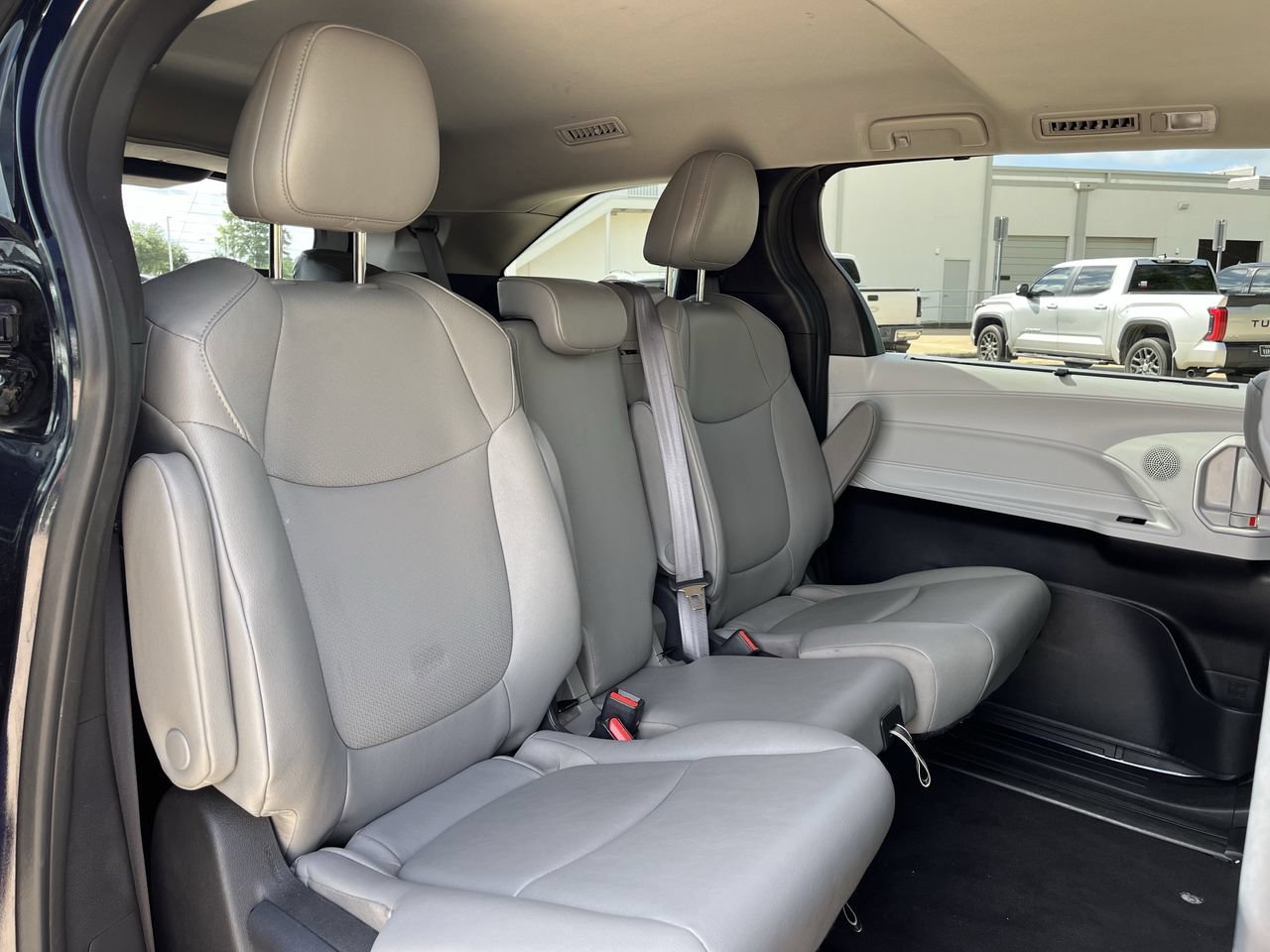 Used 2025 Toyota Sienna XLE FWD image 27