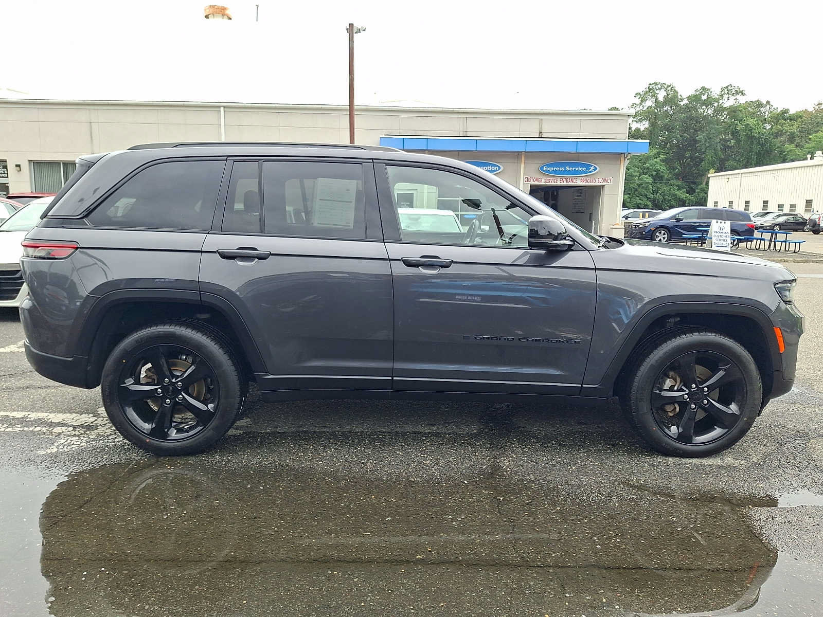 Used 2022 Jeep Grand Cherokee Altitude AWD/4WD image 7