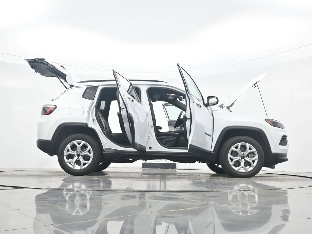 Used 2025 Jeep Compass Latitude image 43