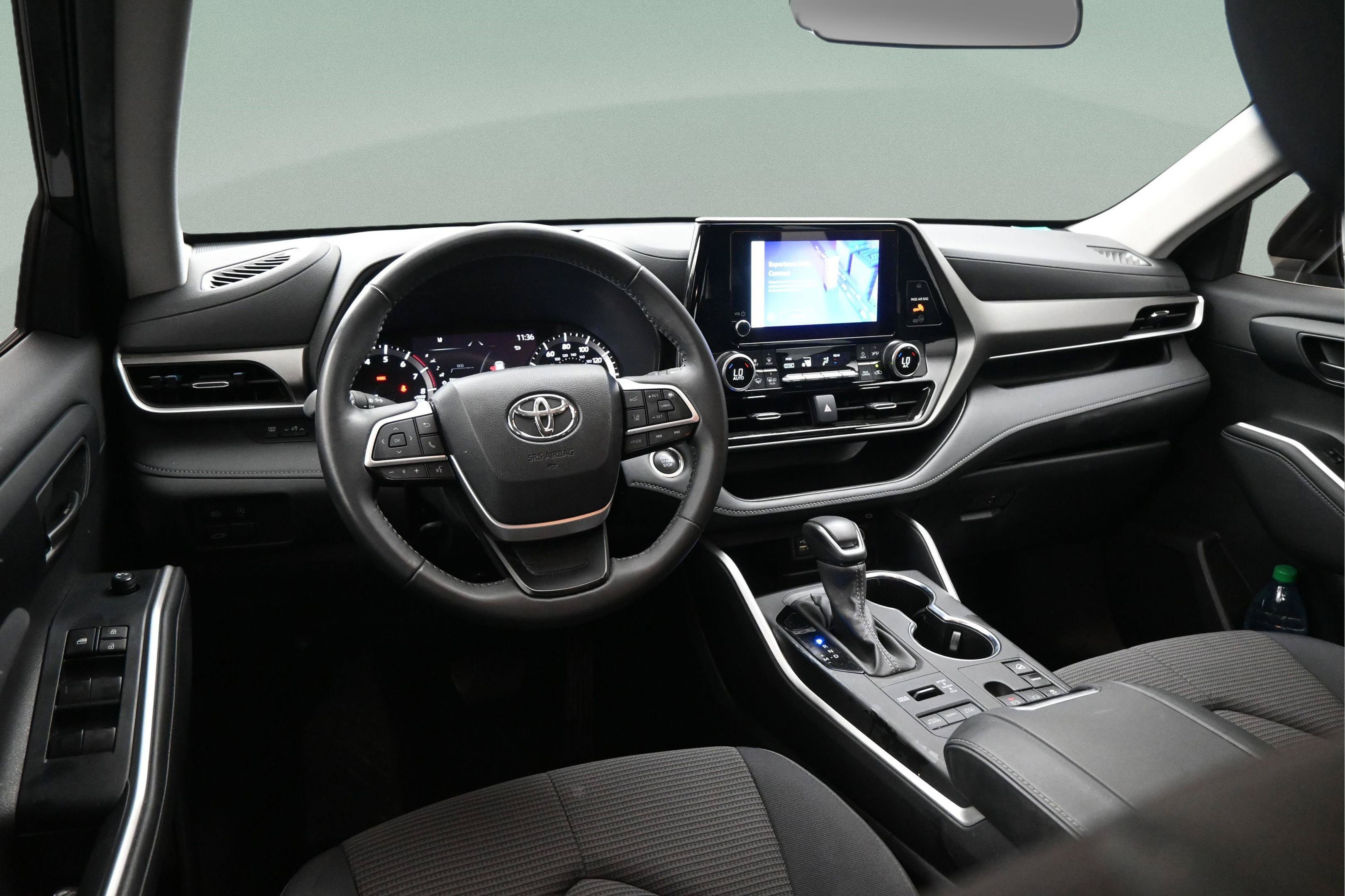 Certified 2024 Toyota Highlander LE AWD/4WD image 35