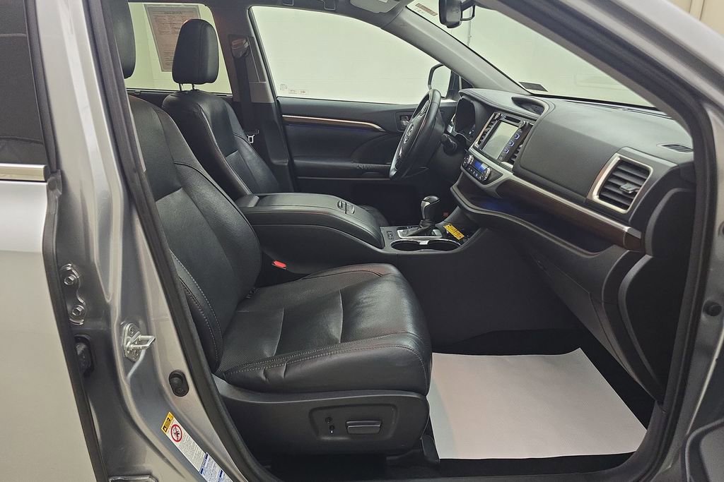 Used 2016 Toyota Highlander Limited w/ Driver Technology Package image 30