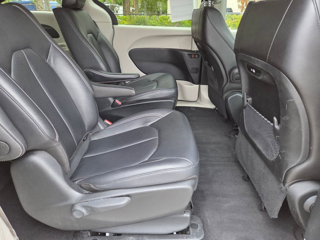 Used 2024 Chrysler Pacifica Select image 13