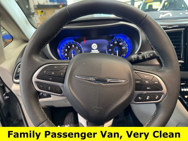 Used 2024 Chrysler Pacifica Touring-L FWD image 19