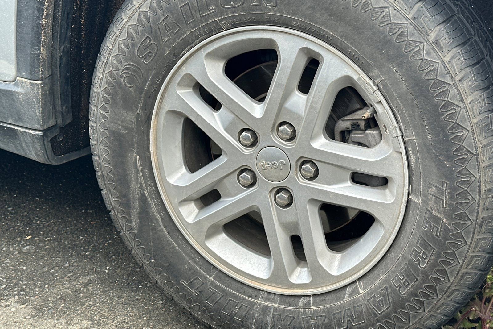 Used 2024 Jeep Grand Cherokee Laredo image 4