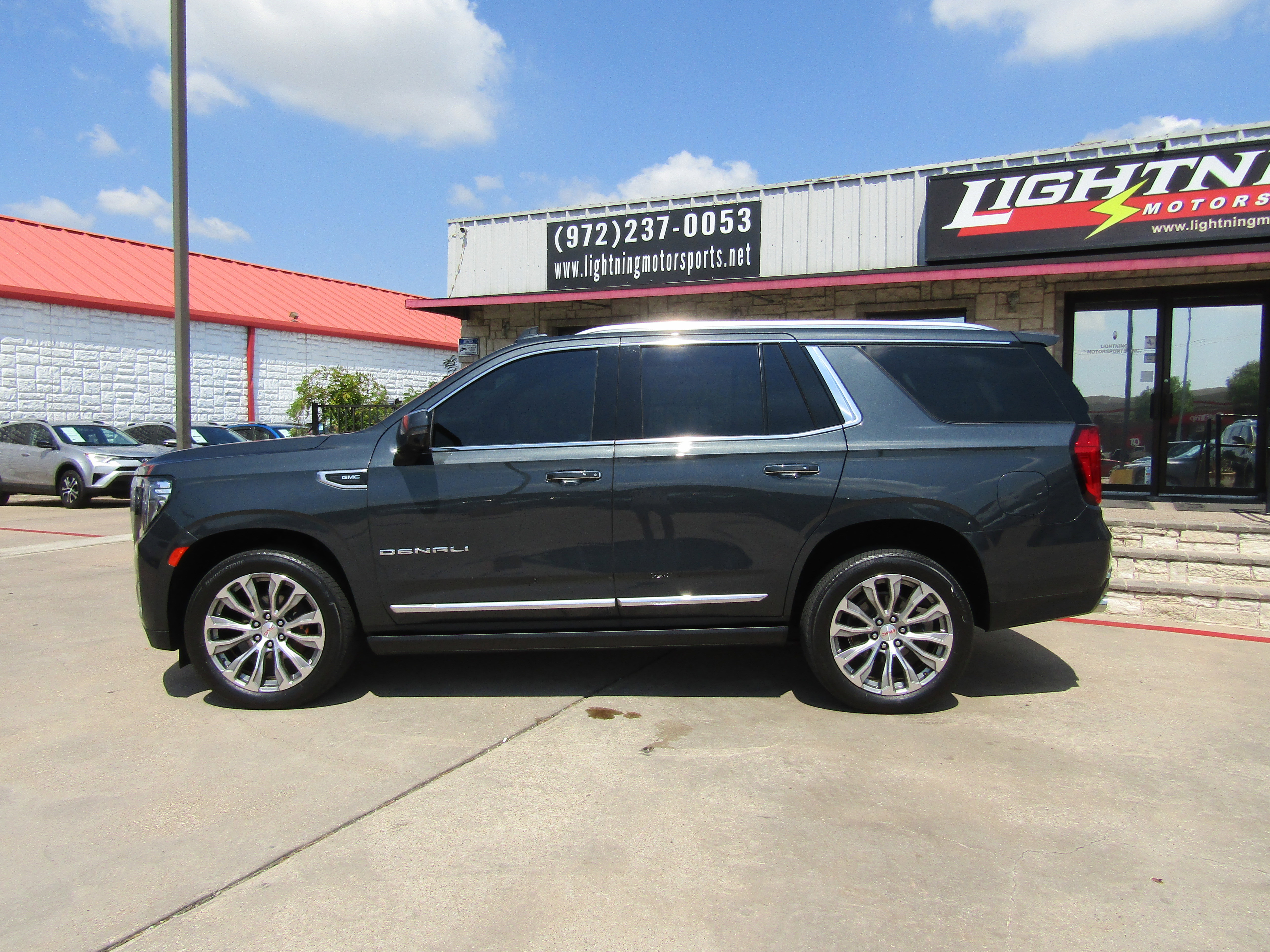 Used 2021 GMC Yukon Denali w/ Denali Premium Package image 2