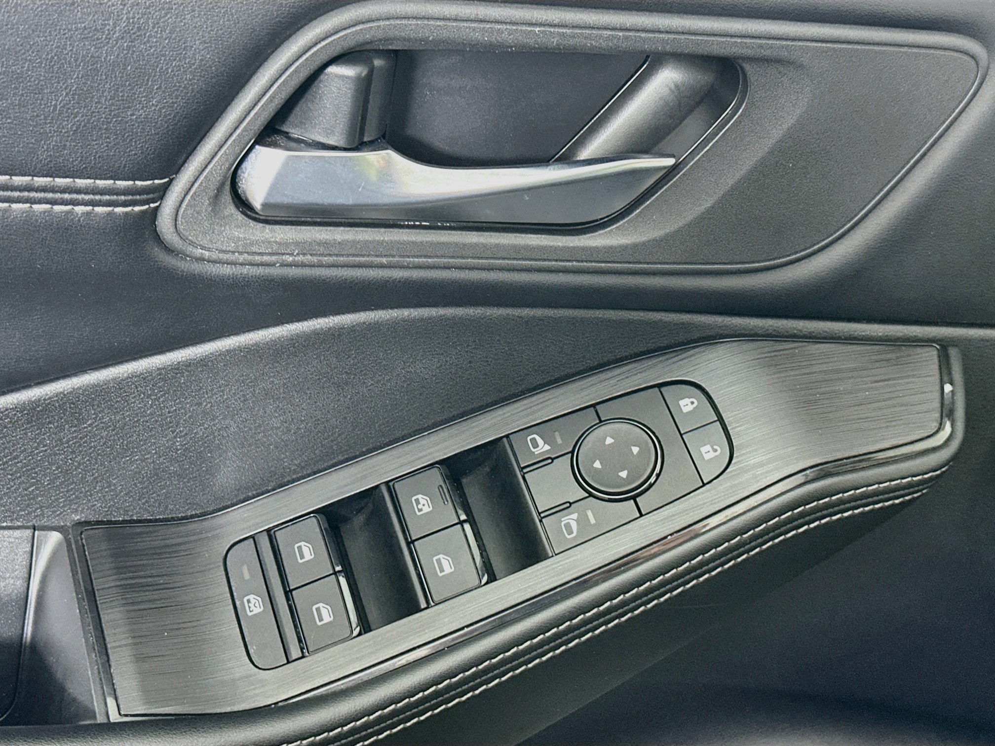 Used 2025 Nissan Rogue SV w/ SV Premium Package FWD image 15