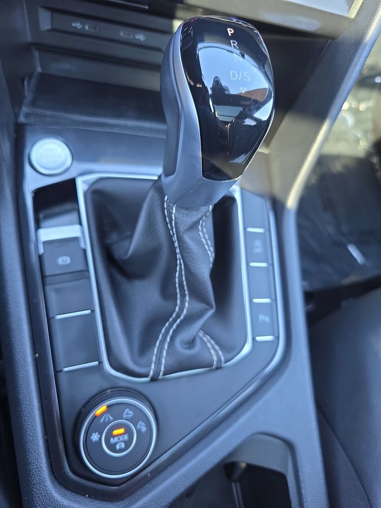 Used 2024 Volkswagen Tiguan SE R-Line AWD/4WD image 29