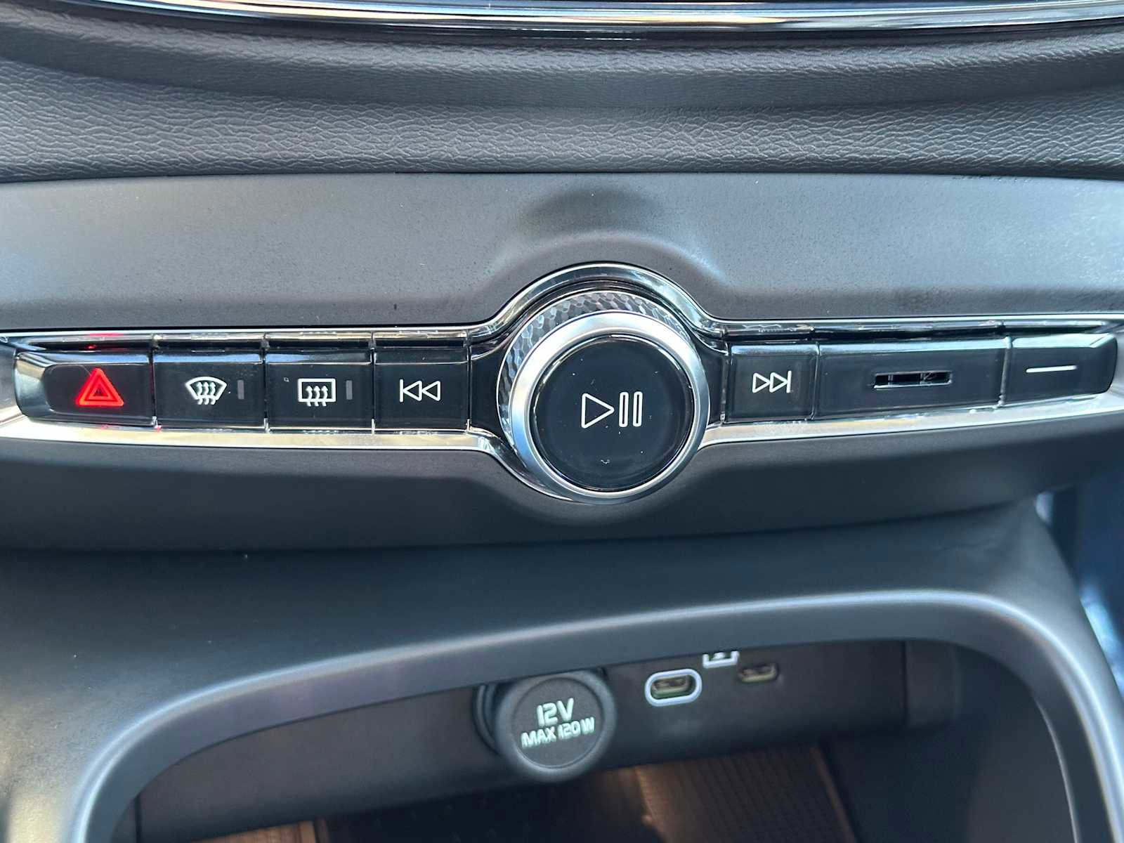 New 2026 Volvo XC40 B5 Ultra w/ Protection Package Premier image 29