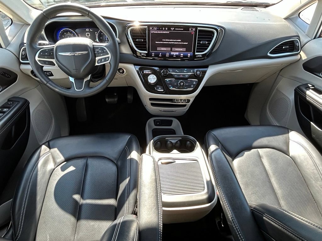 Used 2023 Chrysler Pacifica Touring-L FWD image 10