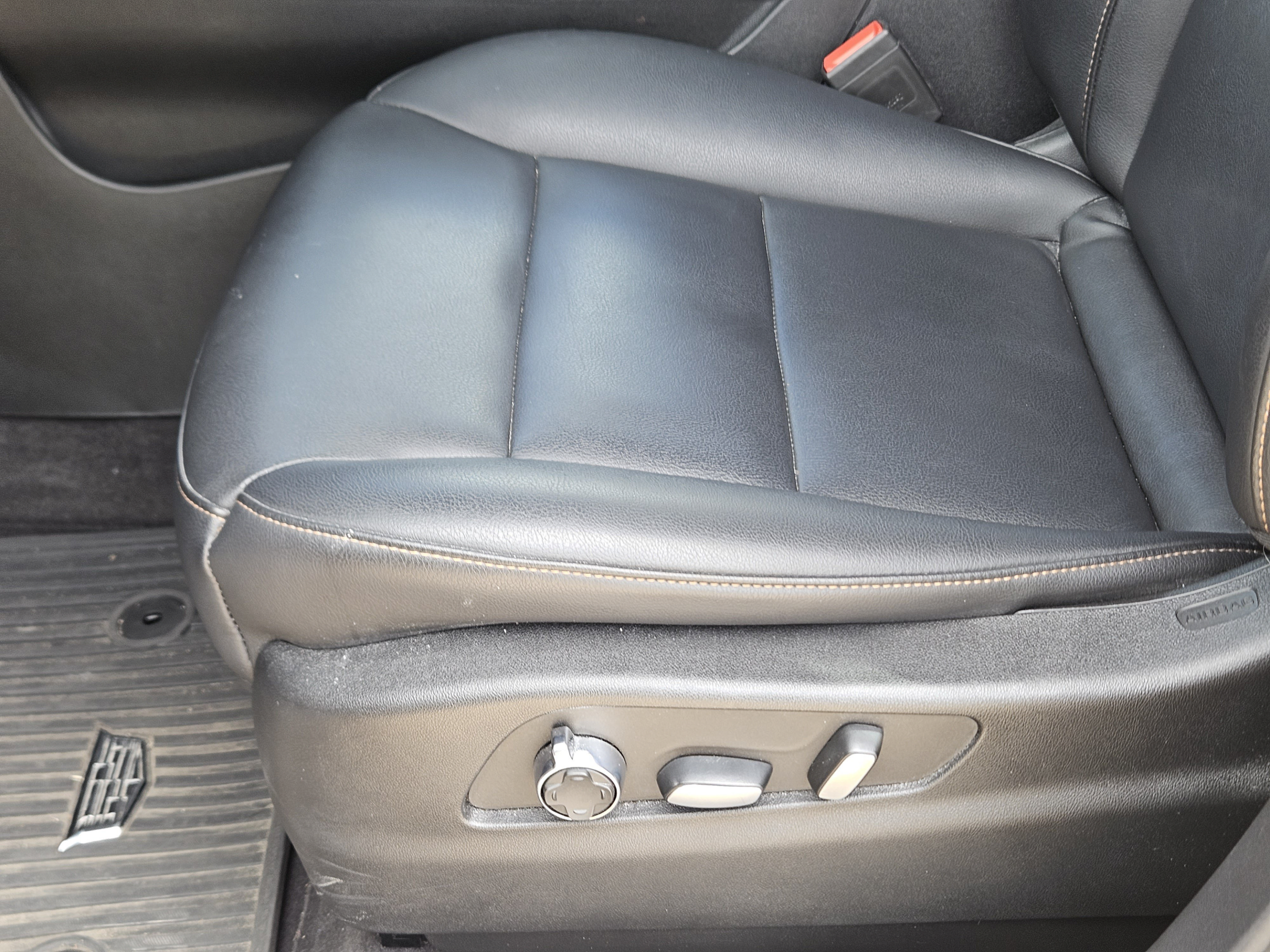 Used 2023 Cadillac XT4 Sport w/ Cold Weather Package FWD image 17