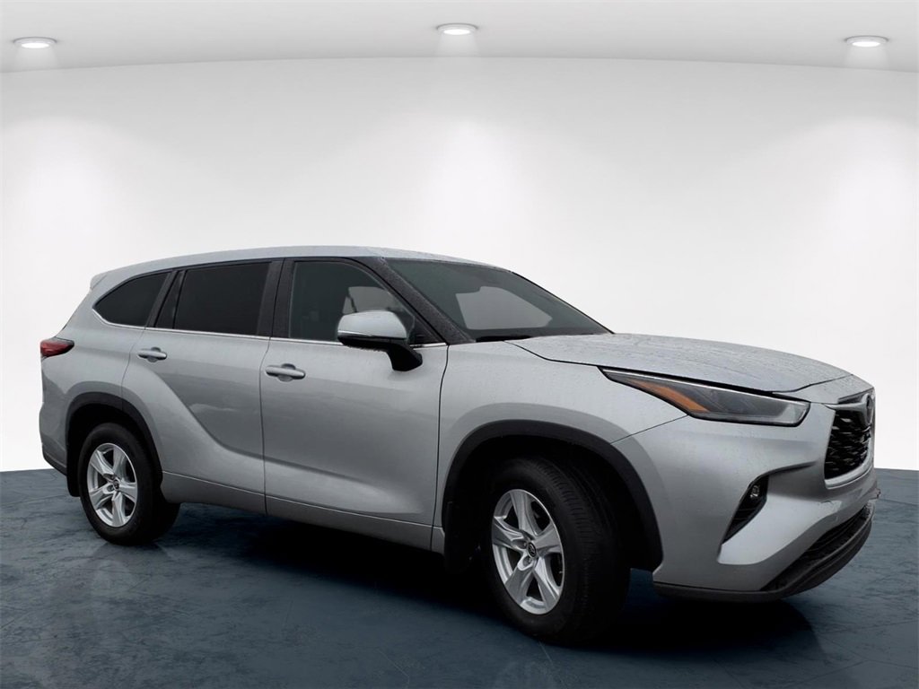 Used 2023 Toyota Highlander L image 4